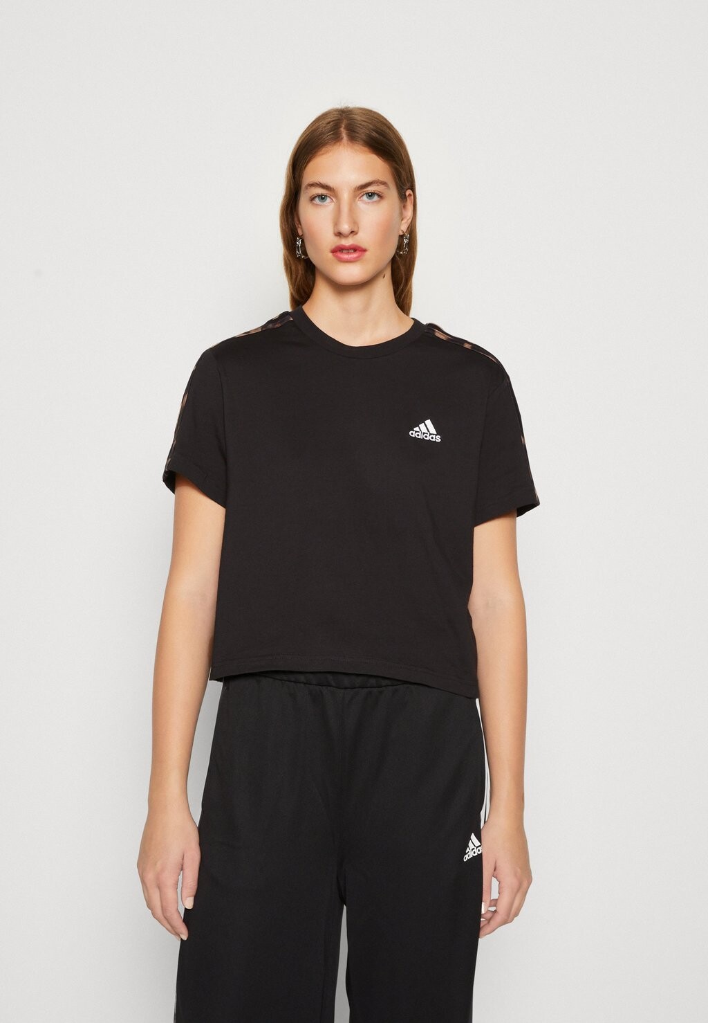 

Футболка с принтом Adidas, черный/многоцветный