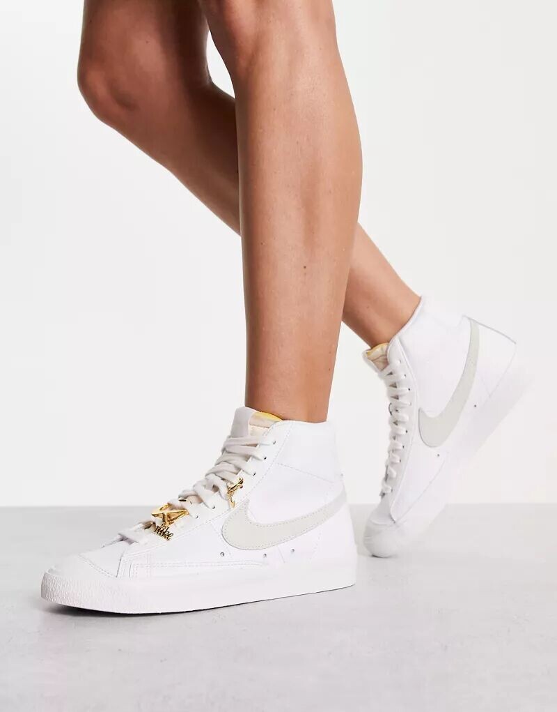 

Белые кроссовки с украшениями Nike Blazer Mid '77