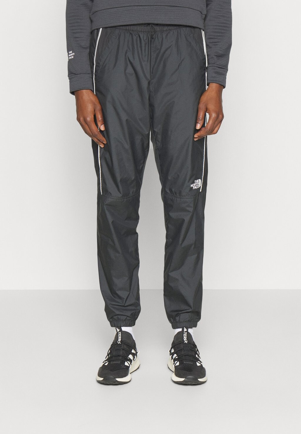 

Спортивные штаны The North Face WIND TRACK PANT, цвет asphalt grey/black