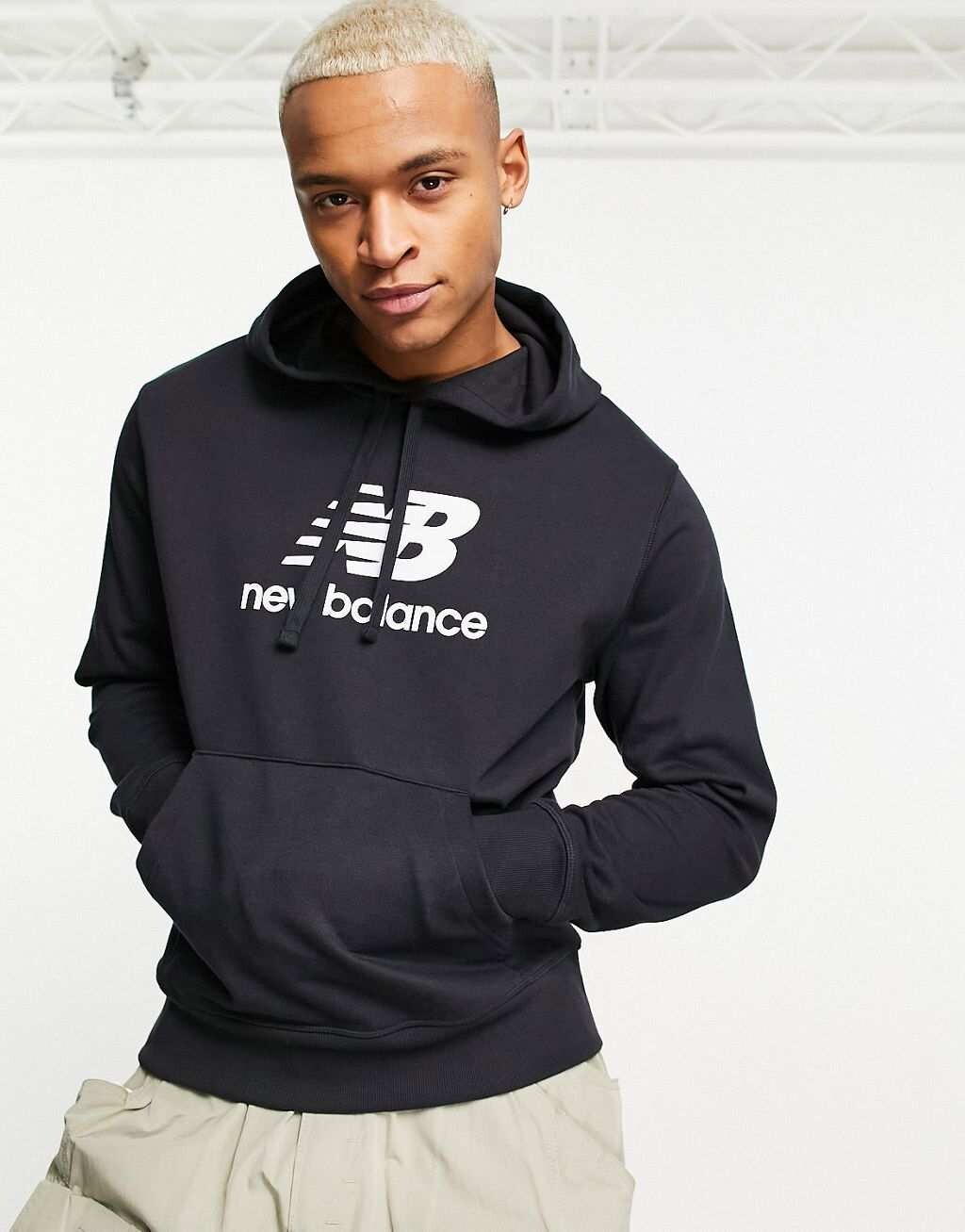 

Черная флисовая худи с логотипом New Balance Essentials, Черный