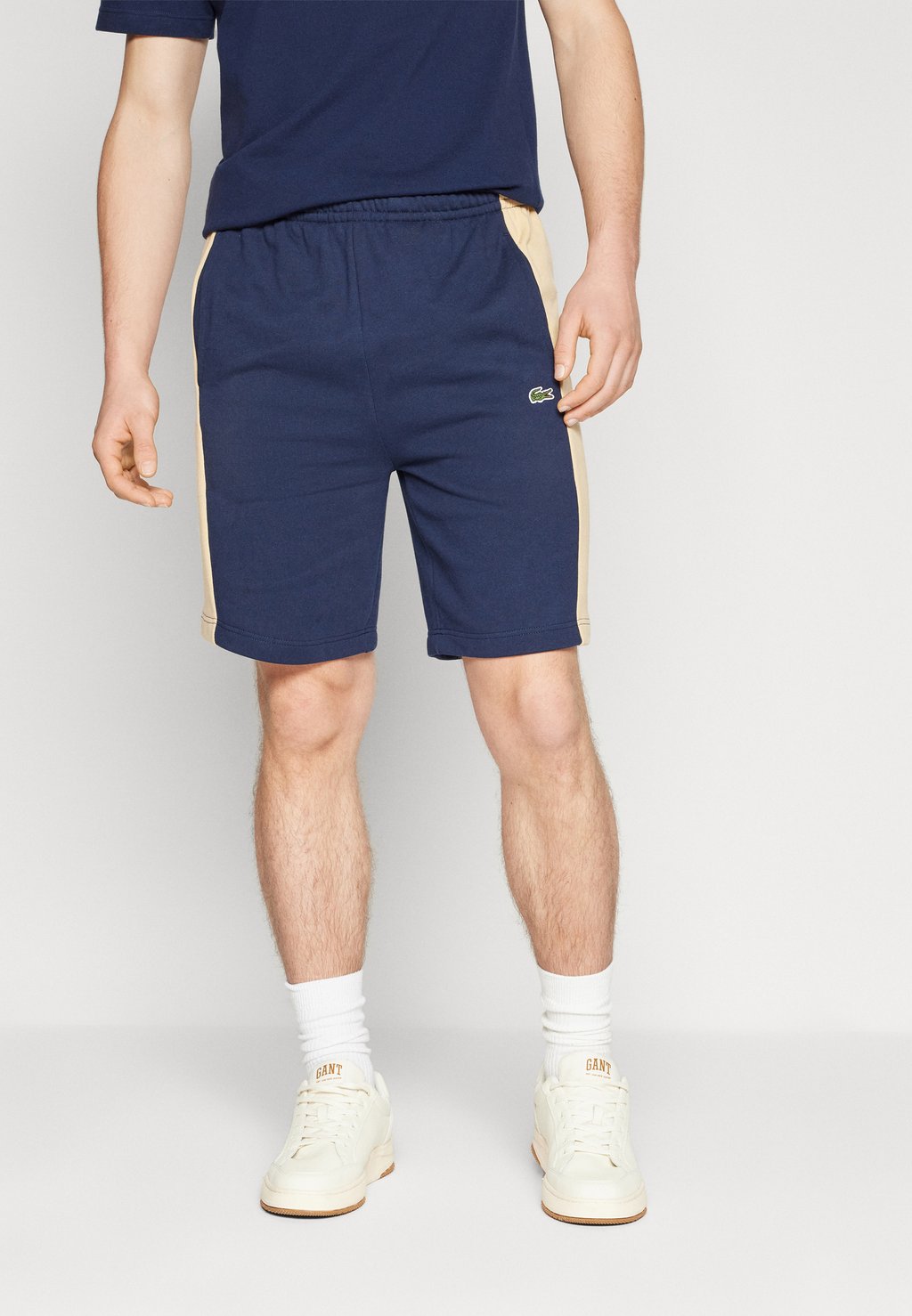Спортивные брюки Color Block Shorts Lacoste, цвет navy blue/croissant