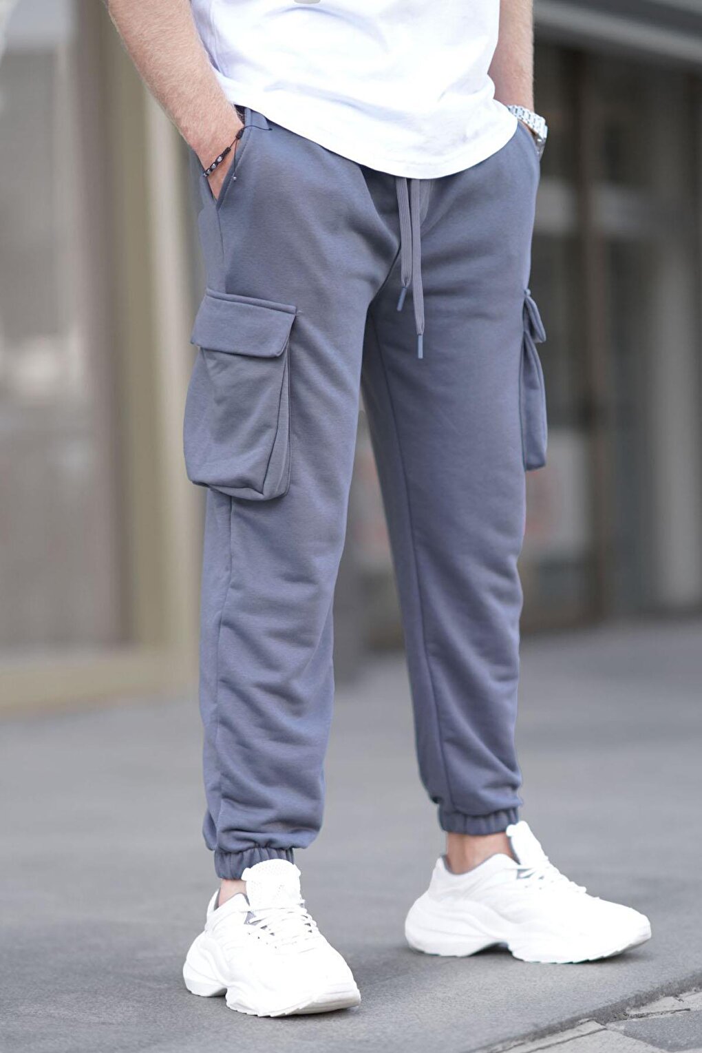 цена Мужские спортивные штаны с эластичными карманами-карго и копчеными манжетами 6514 MADMEXT