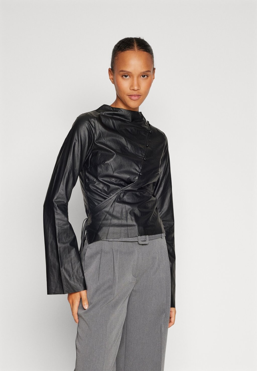 

Блузка CHLOE MONCHAMP BUTTONS DETAIL TOP NA-KD, черный