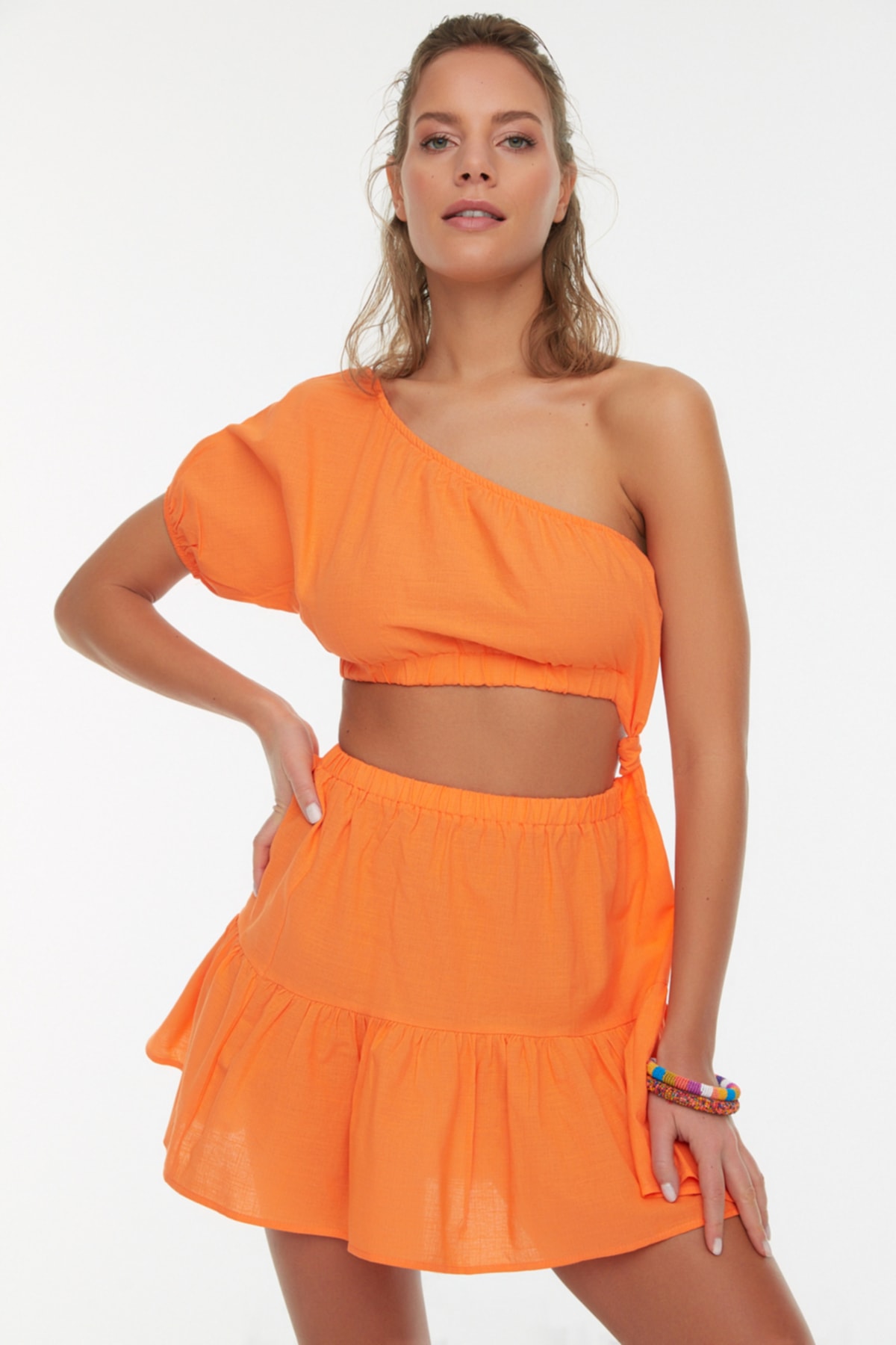 цена Оранжевое пляжное платье с узлом на одно плечо Trendyol, оранжевый