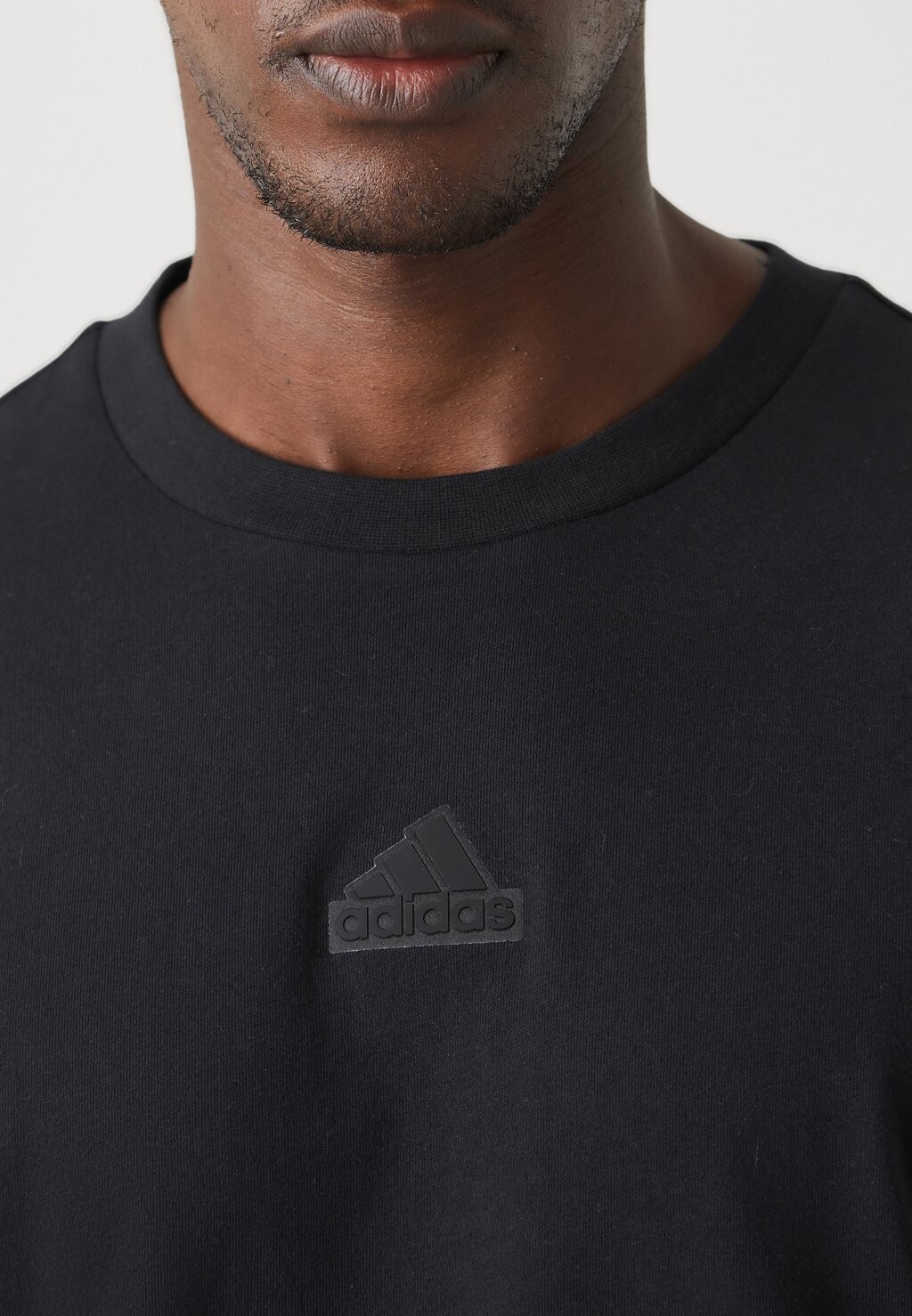 

Принт на футболке BRAND LOVE SIGNATURE GRAPHIC TEE adidas, черный