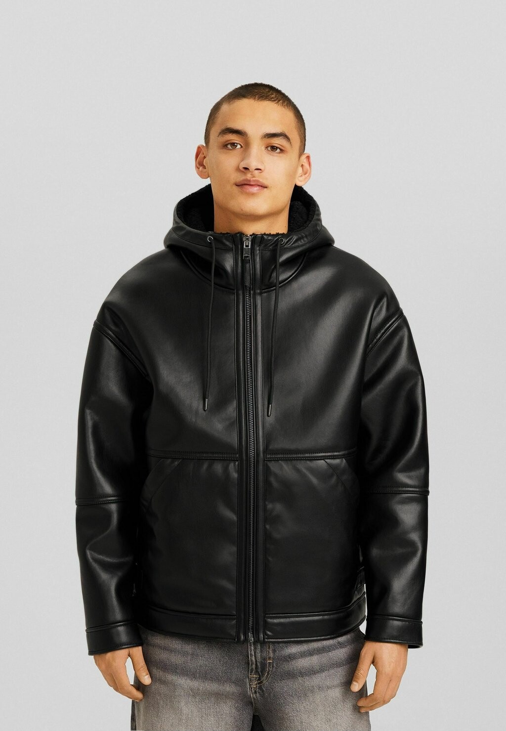 

Куртка из искусственной кожи Hooded Bershka, черный