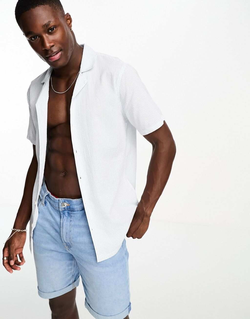 

Голубая рубашка с короткими рукавами и полосками из жатого хлопка Hollister
