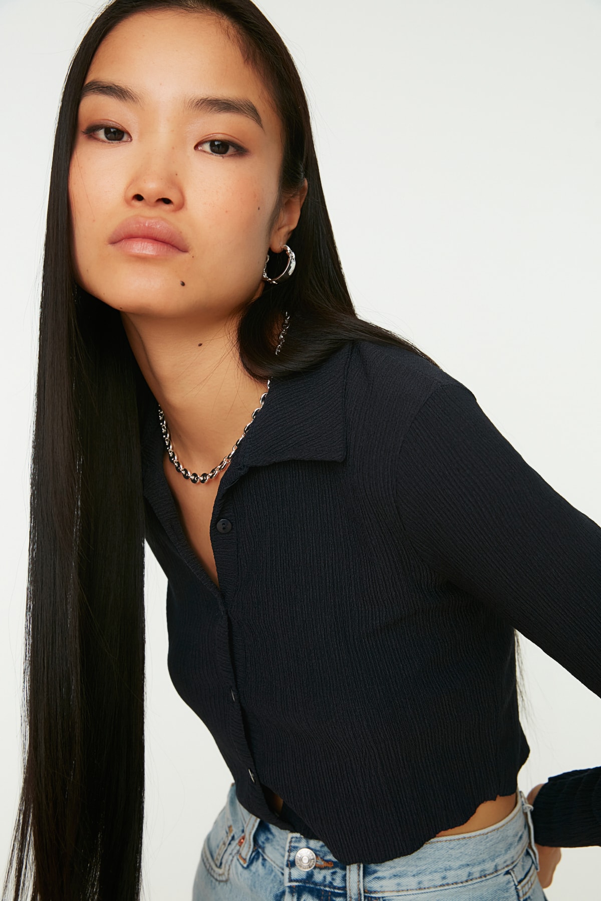 Блузка Trendyol укороченная на пуговицах с воротником-поло, темно-синий sumwon укороченная рубашка поло с воротником revere черный
