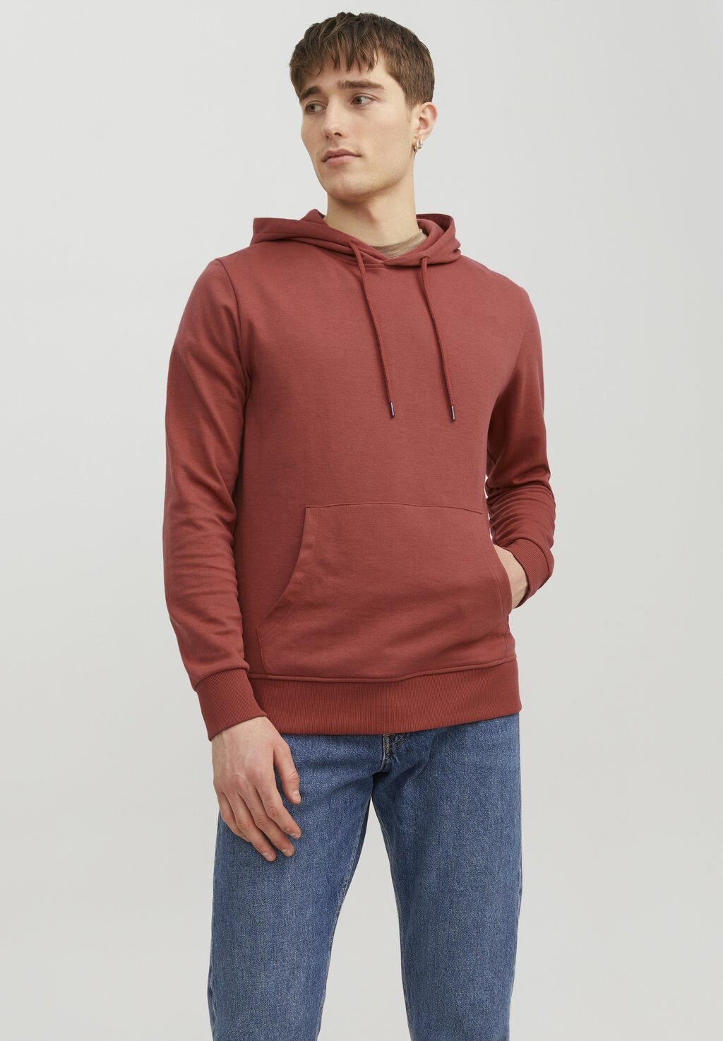 

Толстовка с капюшоном JJEBASIC HOOD Jack & Jones, киноварь