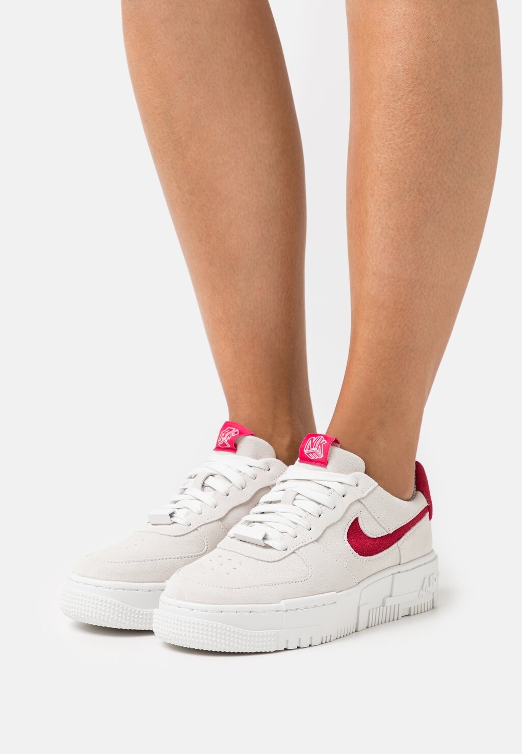 

Кроссовки Nike Af1 Pixel, саммит белый / мистический гибискус