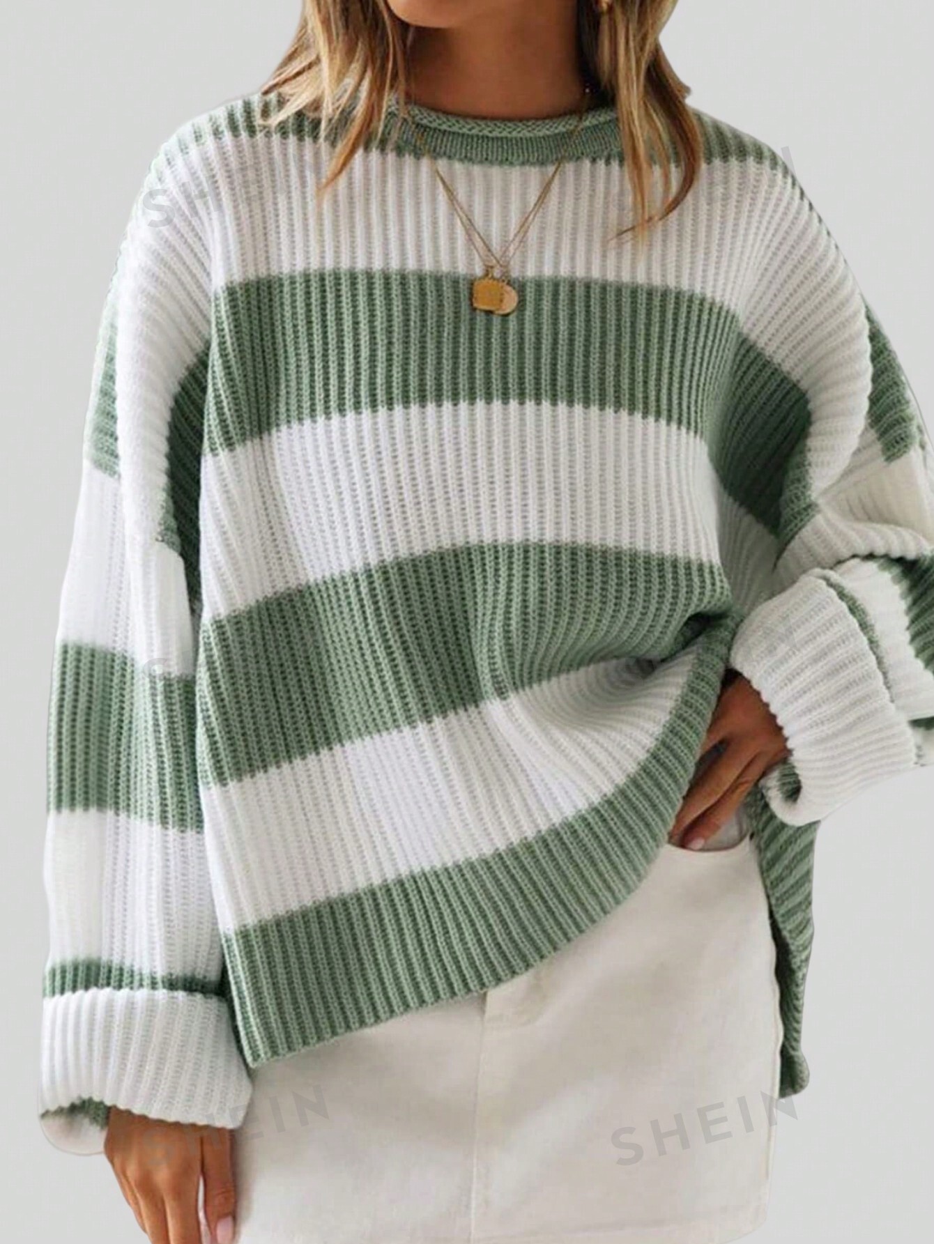 Женский свободный свободный свитер в полоску с цветными блоками и заниженной линией плеч, зеленый фото