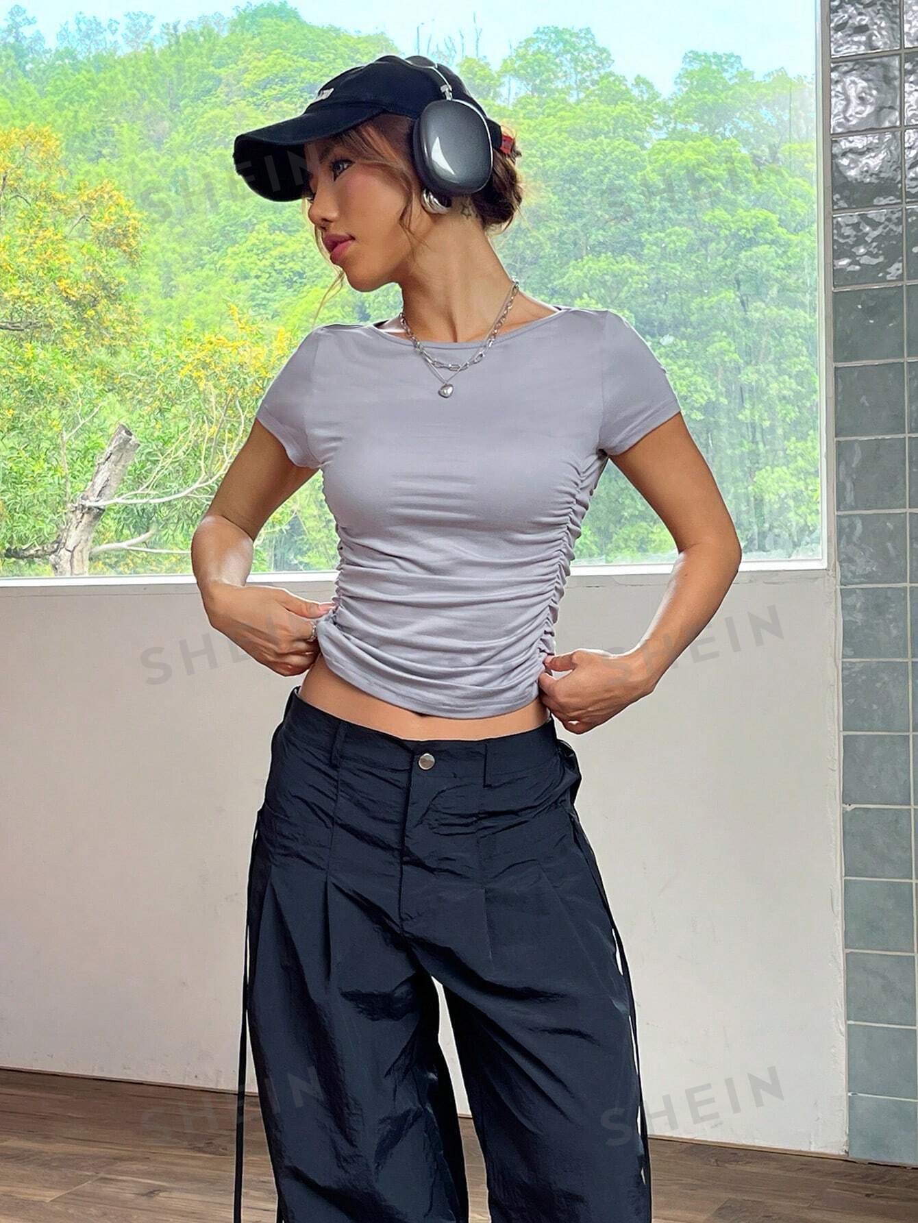 SHEIN EZwear Облегающая плиссированная футболка с короткими рукавами, светло-серый