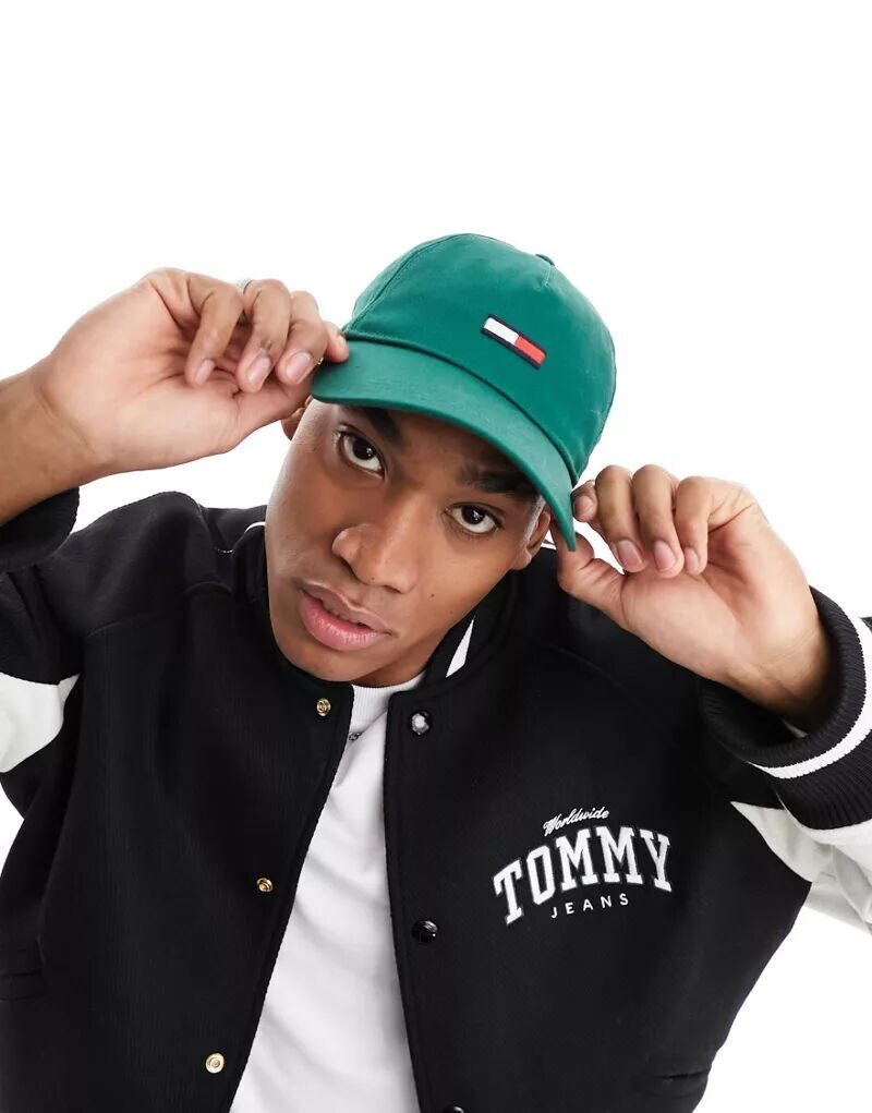 

Зеленая кепка Tommy Jeans с логотипом в виде флага