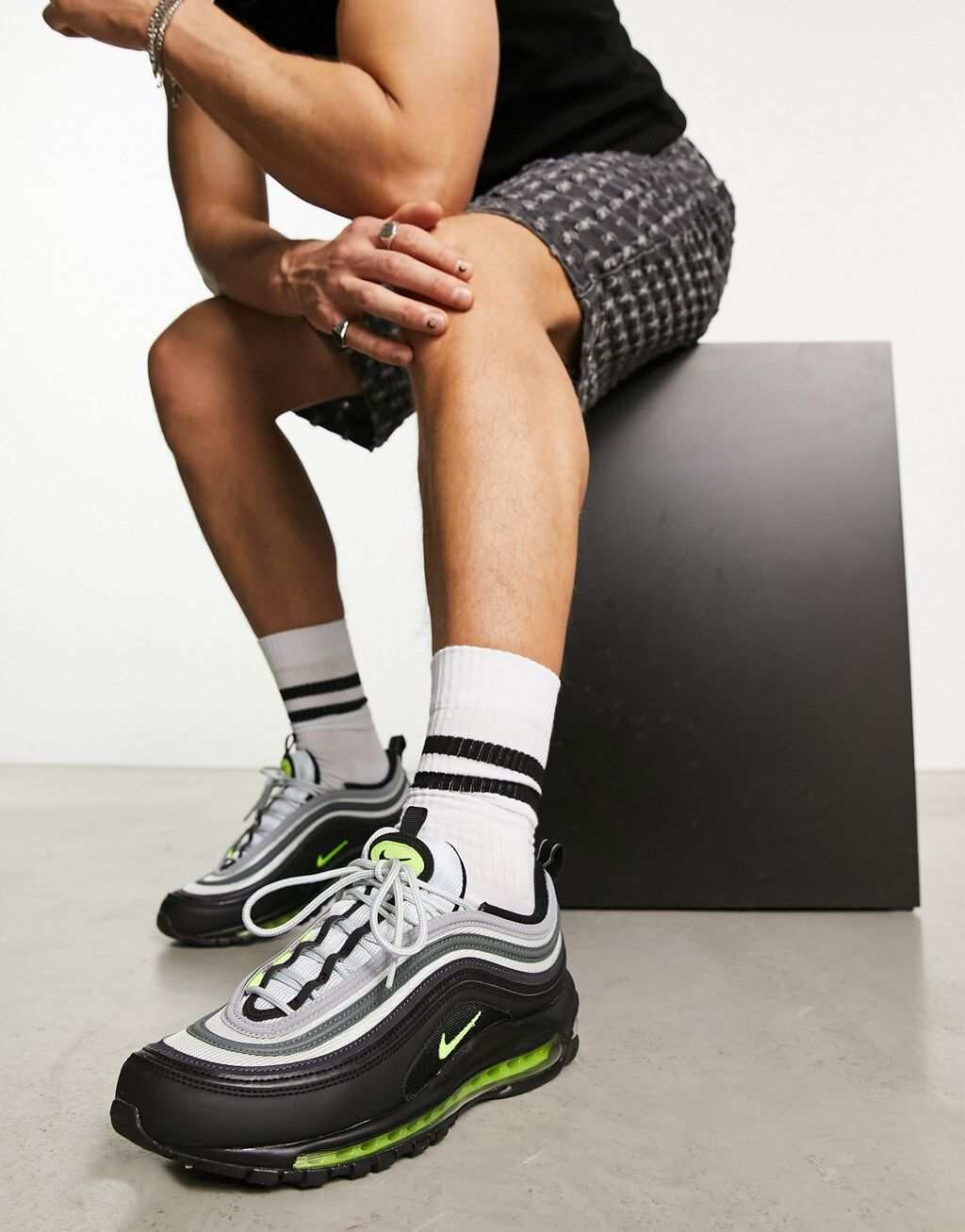 

Серые и вольтовые кроссовки Nike Air Max 97 Icon