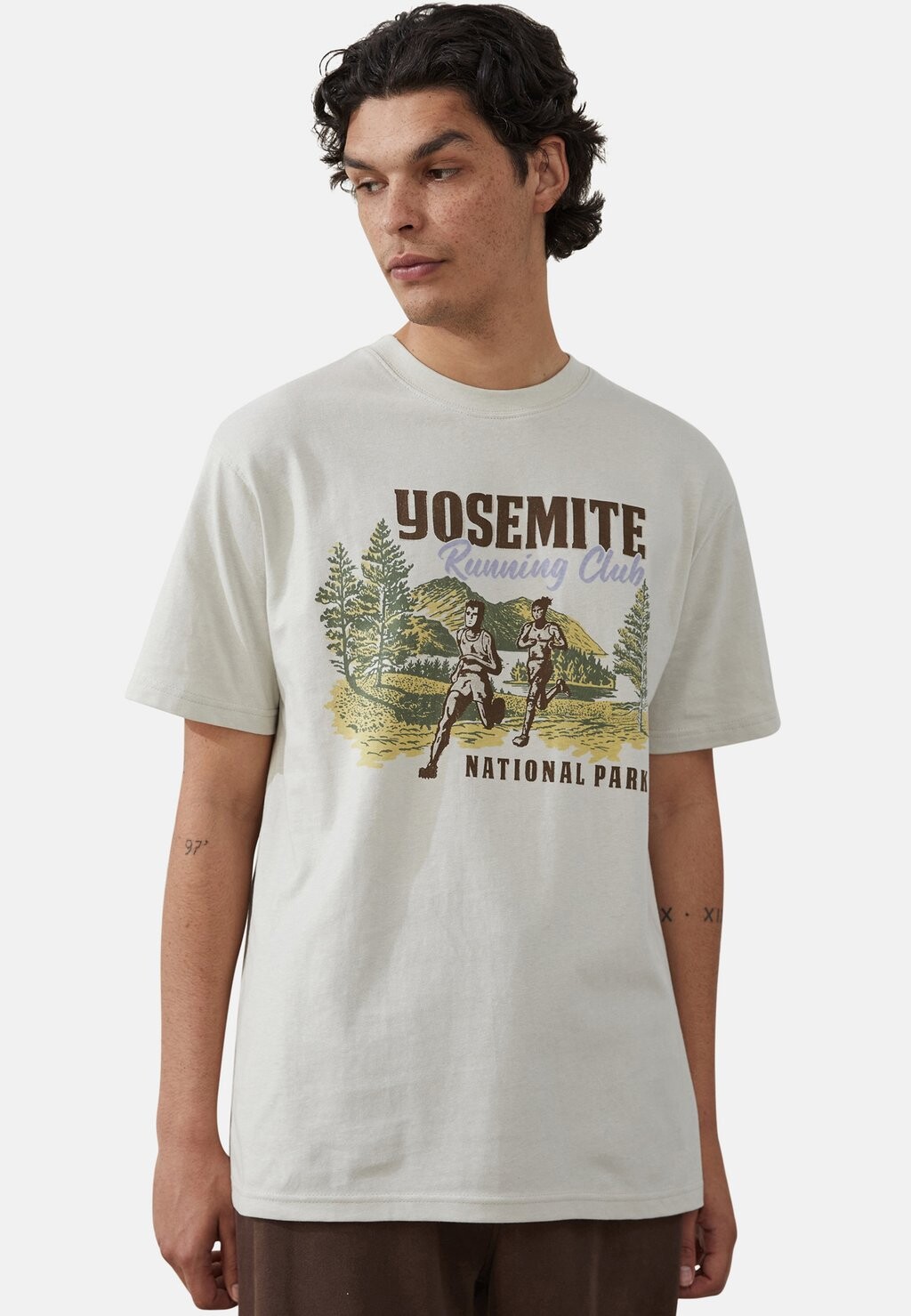 

футболка с принтом WEAR ACTIVE GRAPHIC TRUE MT EVEREST Cotton On, беговой клуб Yosemite цвета слоновой кости