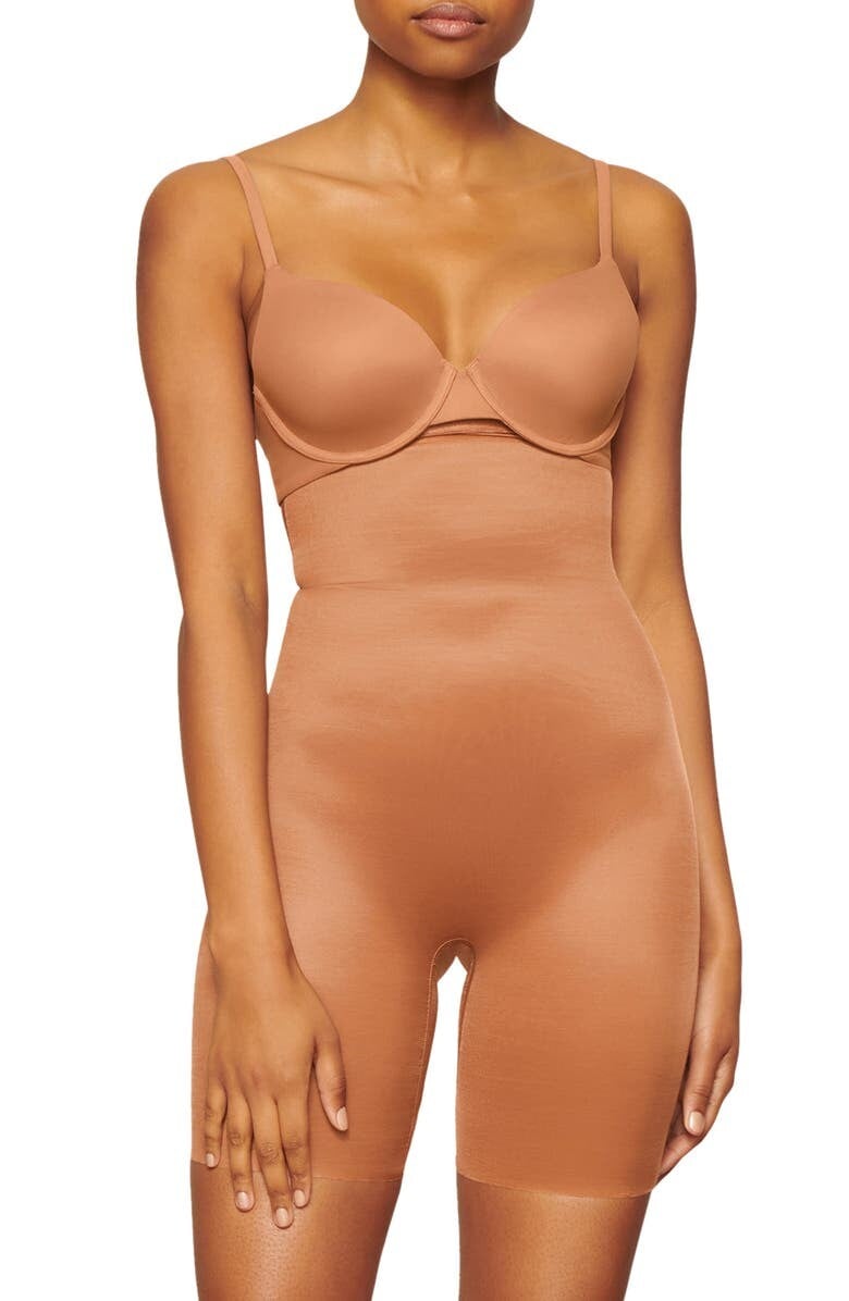 

Шорты до середины бедра Bare There Shapewear SKIMS