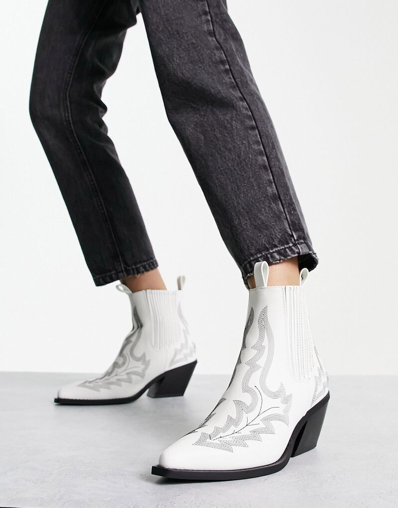 

Белые ботинки в стиле вестерн с контрастной строчкой ASOS Roxanne