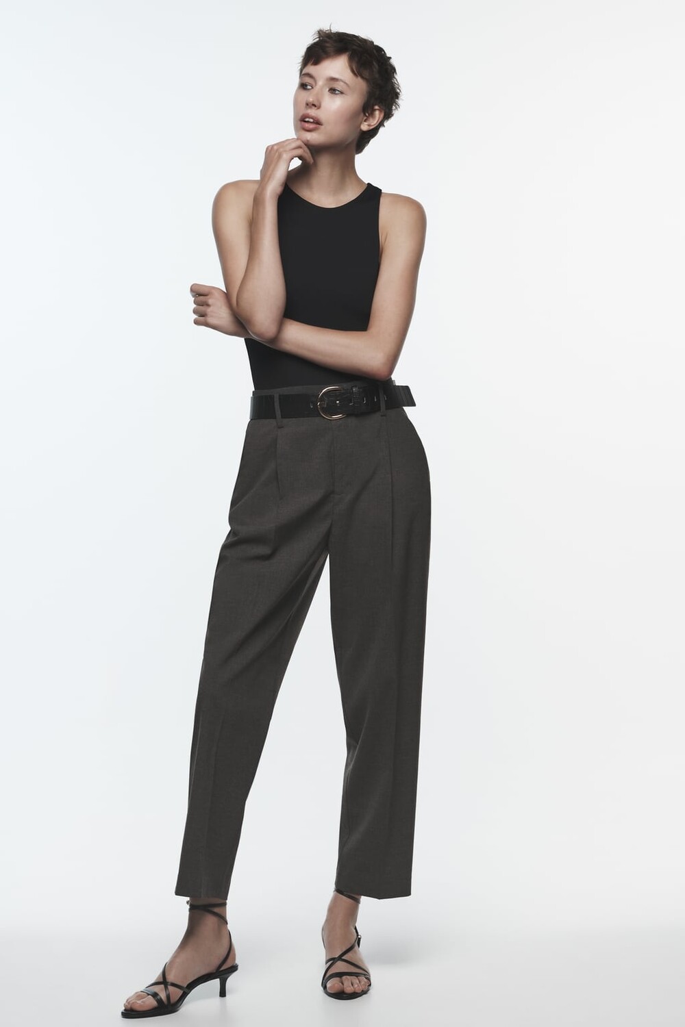 

Брюки морковного кроя с тисненным поясом ZARA, серый