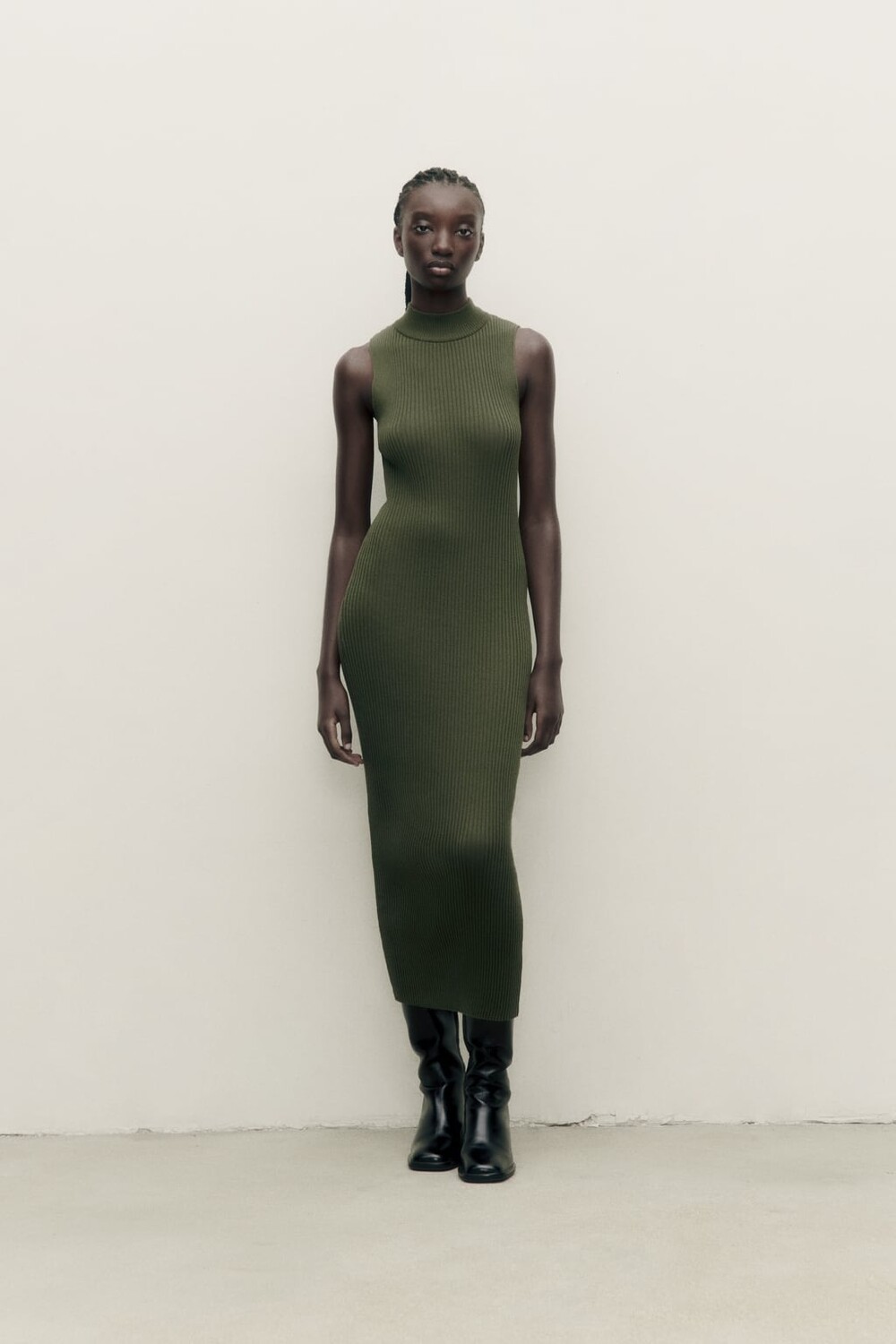 

Приталенное платье в рубчик ZARA, хаки