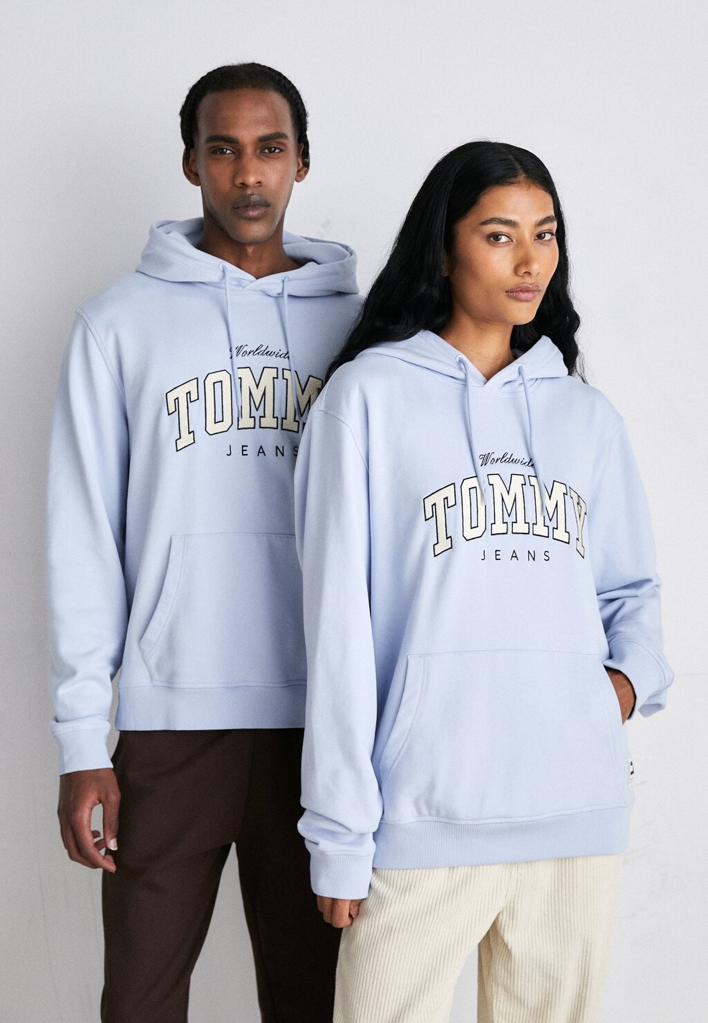 

Толстовка Tommy Jeans VARSITY HOODIE UNISEX, цвет breezy blue