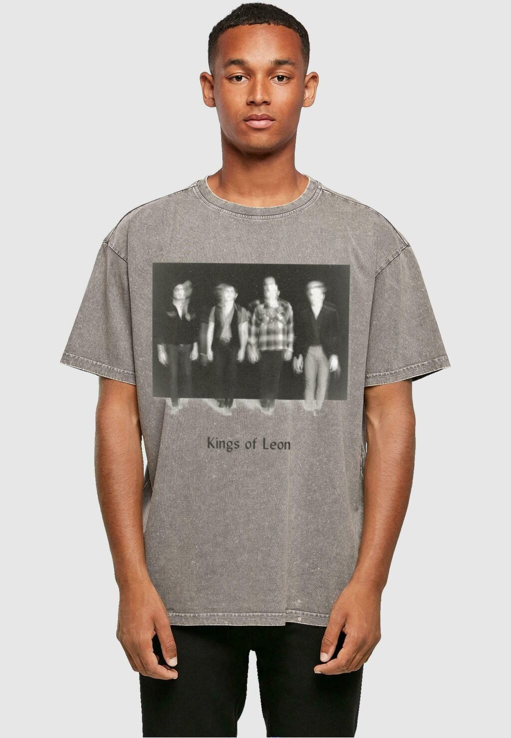 

Футболка с принтом KINGS OF LEON STANDING BLUR ACID WASHED OVERS Merchcode, цвет asphalt