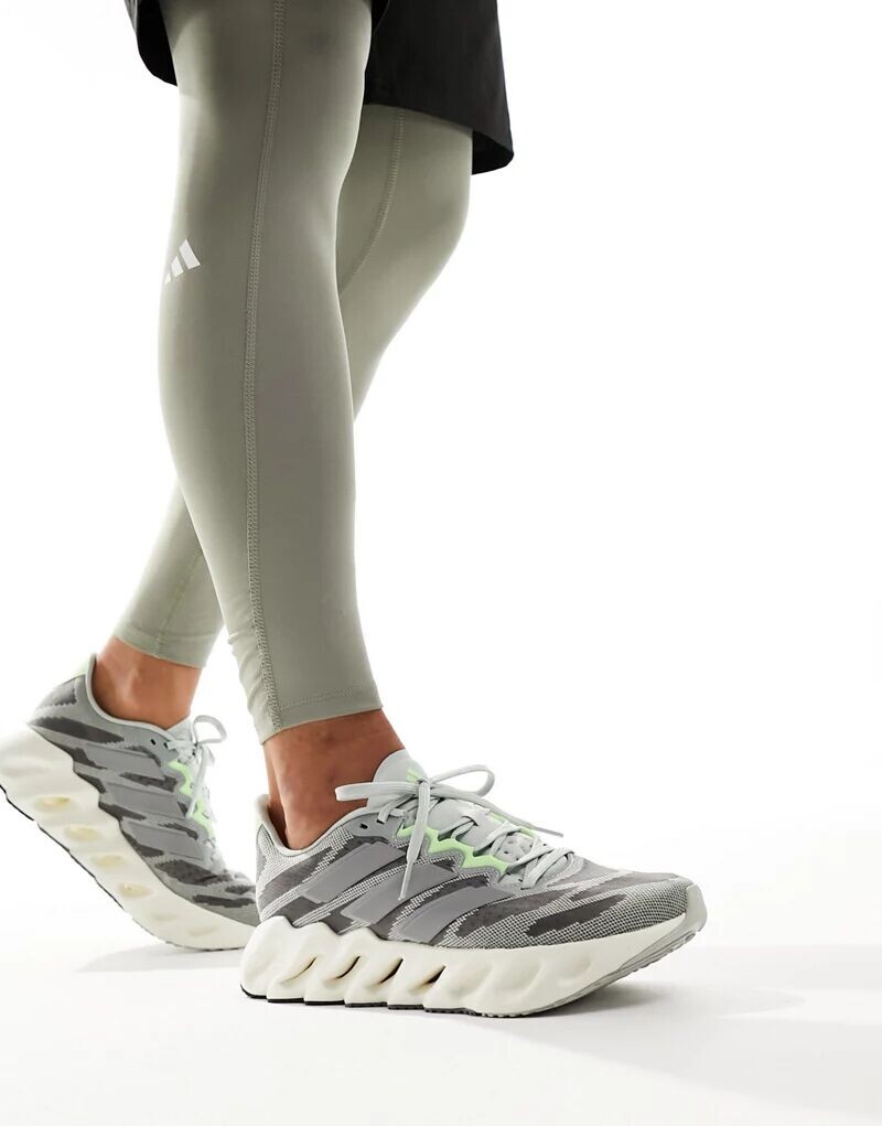 

Серебристые кроссовки Adidas Running Switch FWD adidas performance