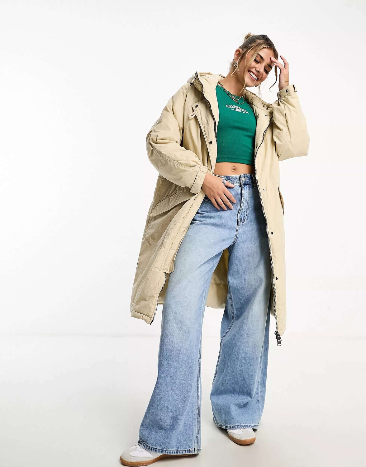 

Удлиненное пуховое пальто Pull&Bear с каменными деталями
