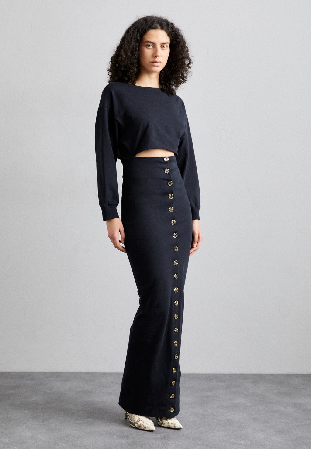 

Длинное платье Dress With Front Button Closure A.W.A.K.E. MODE, черный