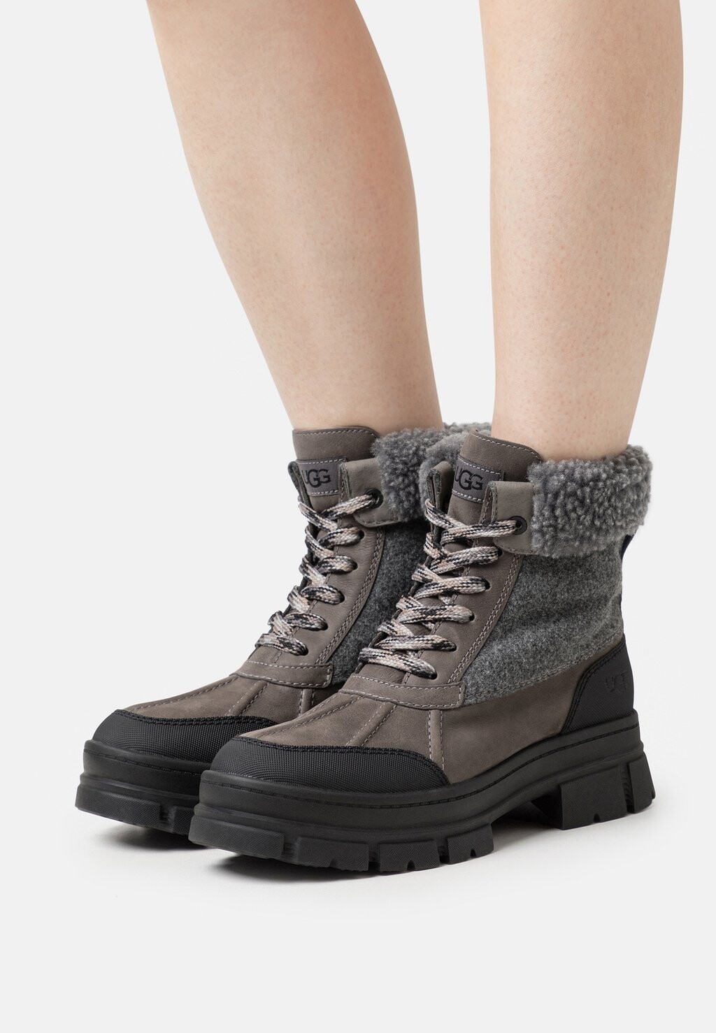 

Ботинки UGG ASHTON ADDIE TIPPED, цвет charcoal