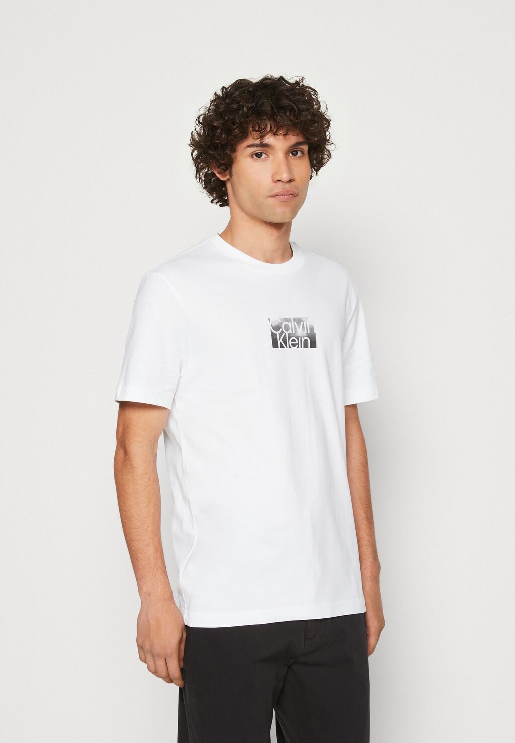 

Футболка с принтом Calvin Klein, белый