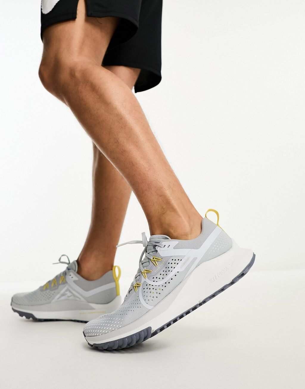 

Серые кроссовки Nike Running React Pegasus Trail 4
