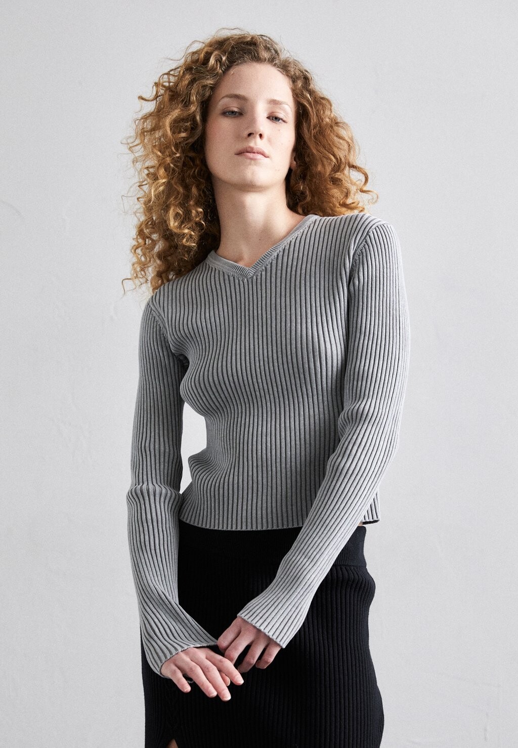 

Свитер V-образный вырез Filippa K, цвет stone grey