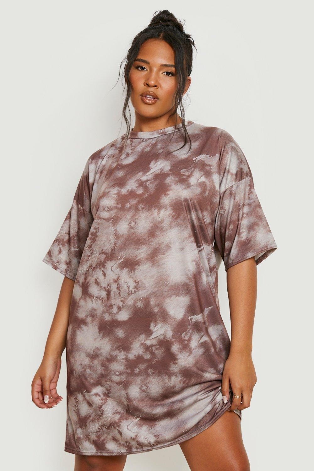 

Платье-футболка плюс tie dye Boohoo, коричневый