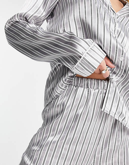 

Серая атласная пижамная рубашка и брюки в тонкую полоску Vero Moda Tall, Серый