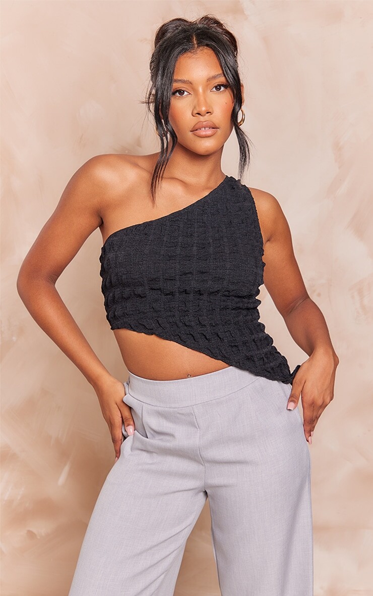 

PrettyLittleThing Черный укороченный топ на одно плечо с текстурой попкорна и асимметричным подолом
