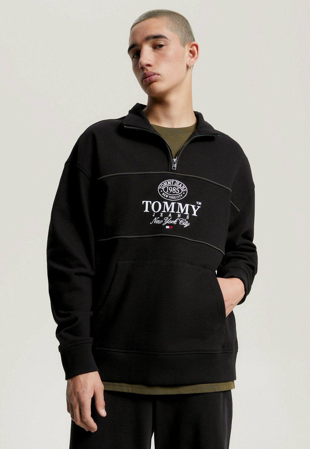 

Толстовка ЛОГОТИП НА ПОЛОВИНЕ МОЛНИИ Tommy Jeans, черный