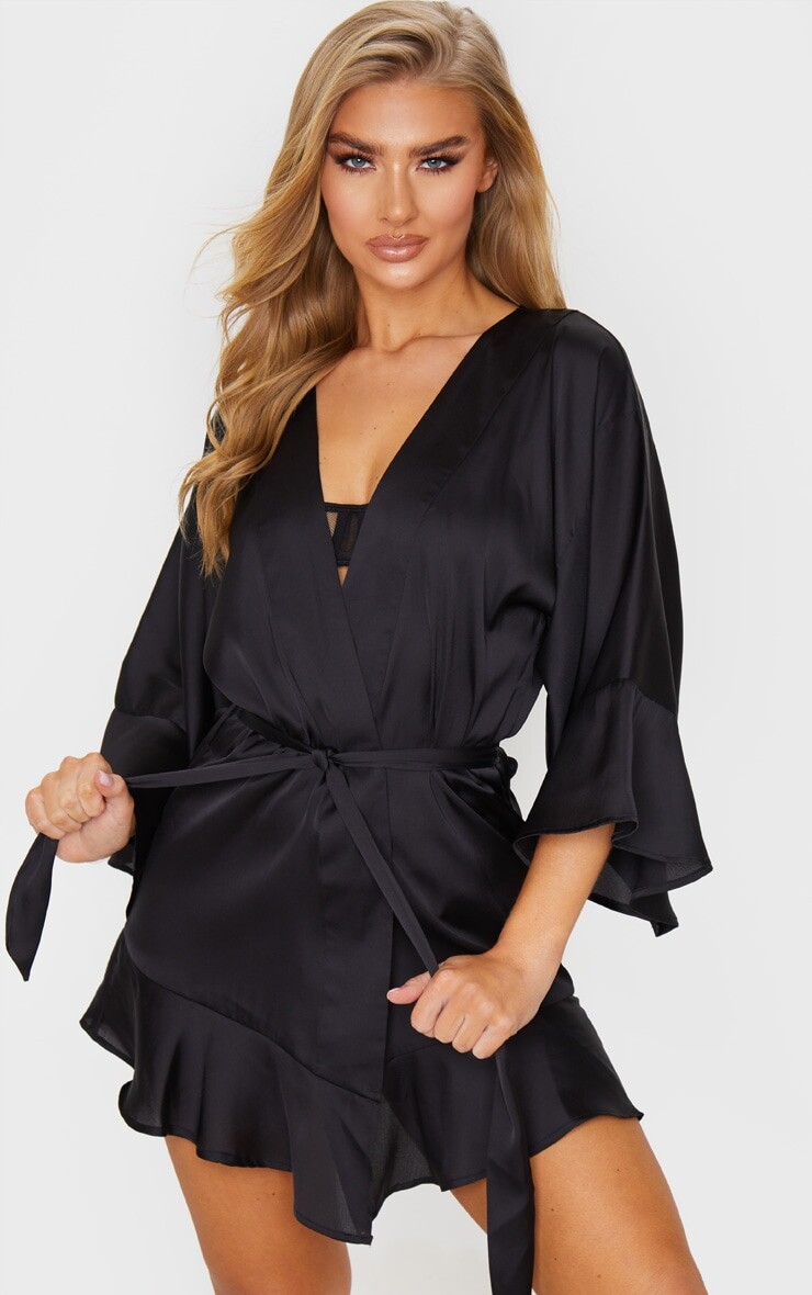 

PrettyLittleThing Черный атласный халат с рукавами с оборками