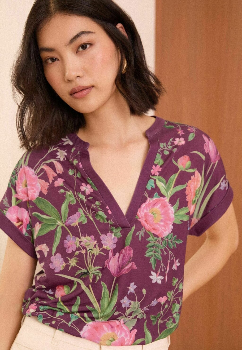 

Футболка с принтом V NECK SHORTS SLEEVE REGULAR FIT Love & Roses, красный