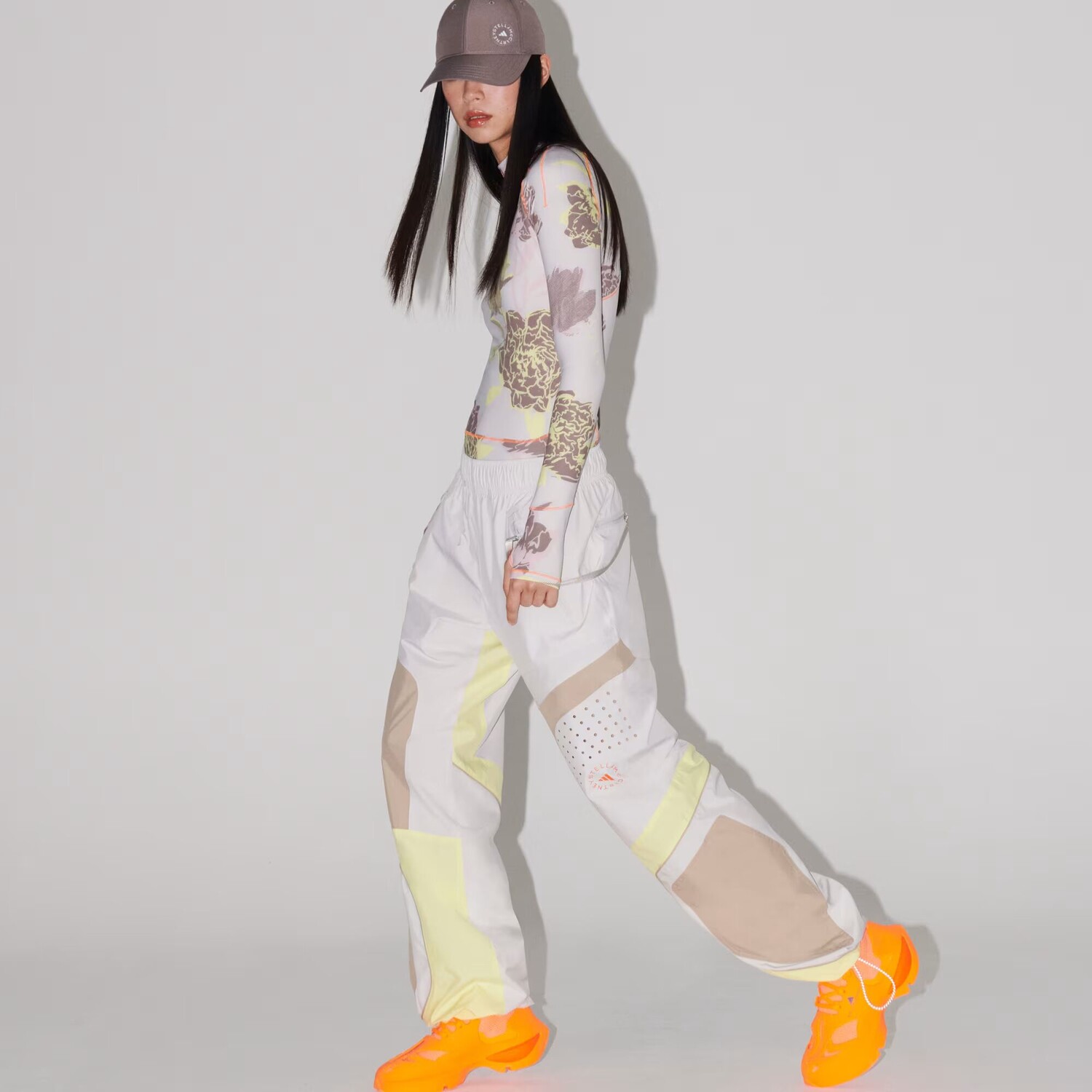

Спортивные брюки из тканого материала by Stella McCartney Adidas, цвет Chalk Pearl/Trace Khaki