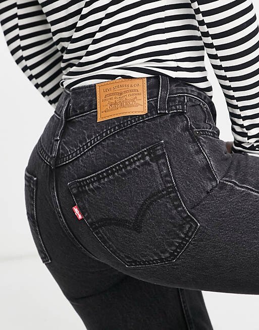 

Черные джинсы Levi's в стиле 80-х годов