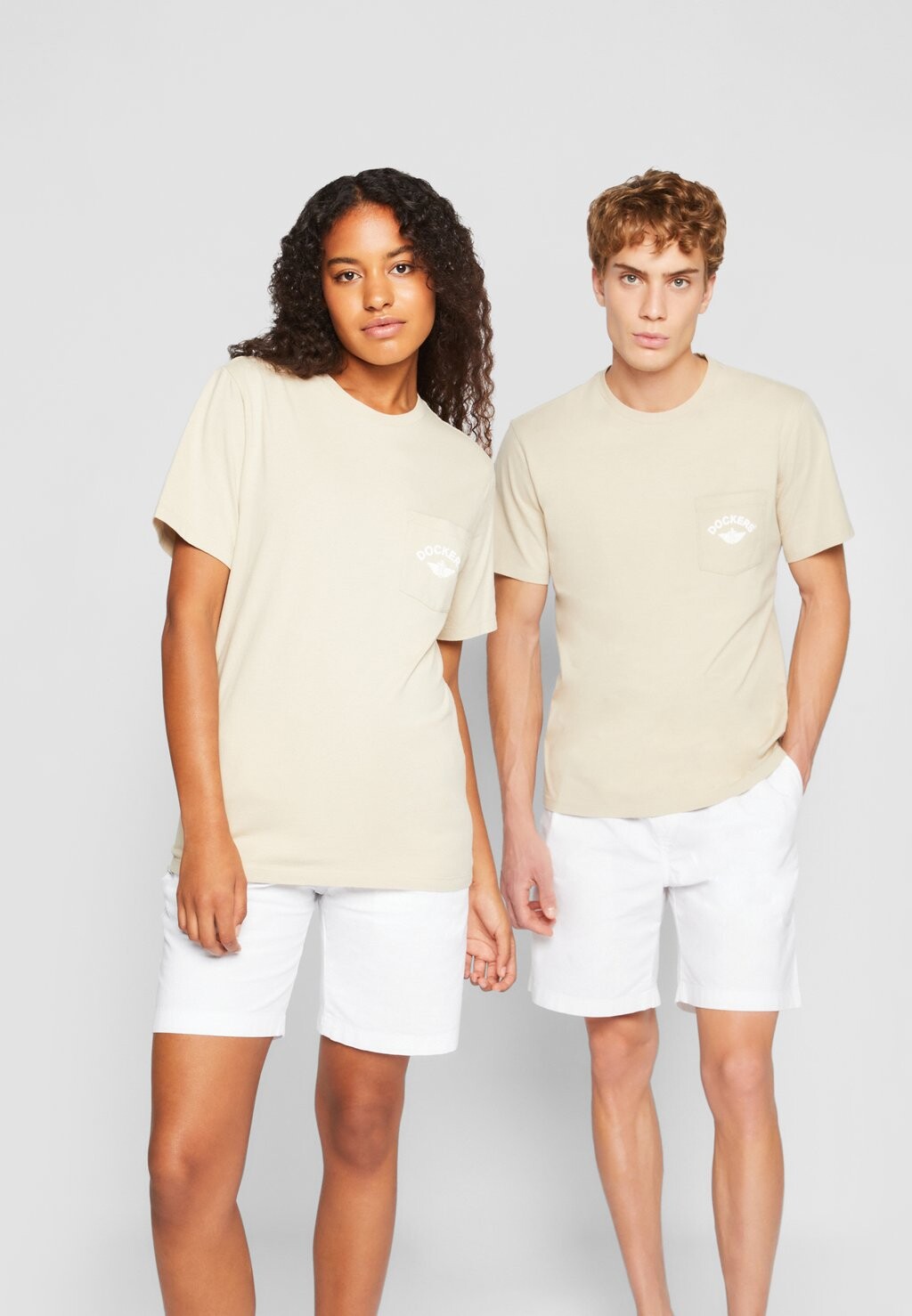 

футболка с принтом Pocket Tee Logo DOCKERS, цвет sahara khaki/lucent white