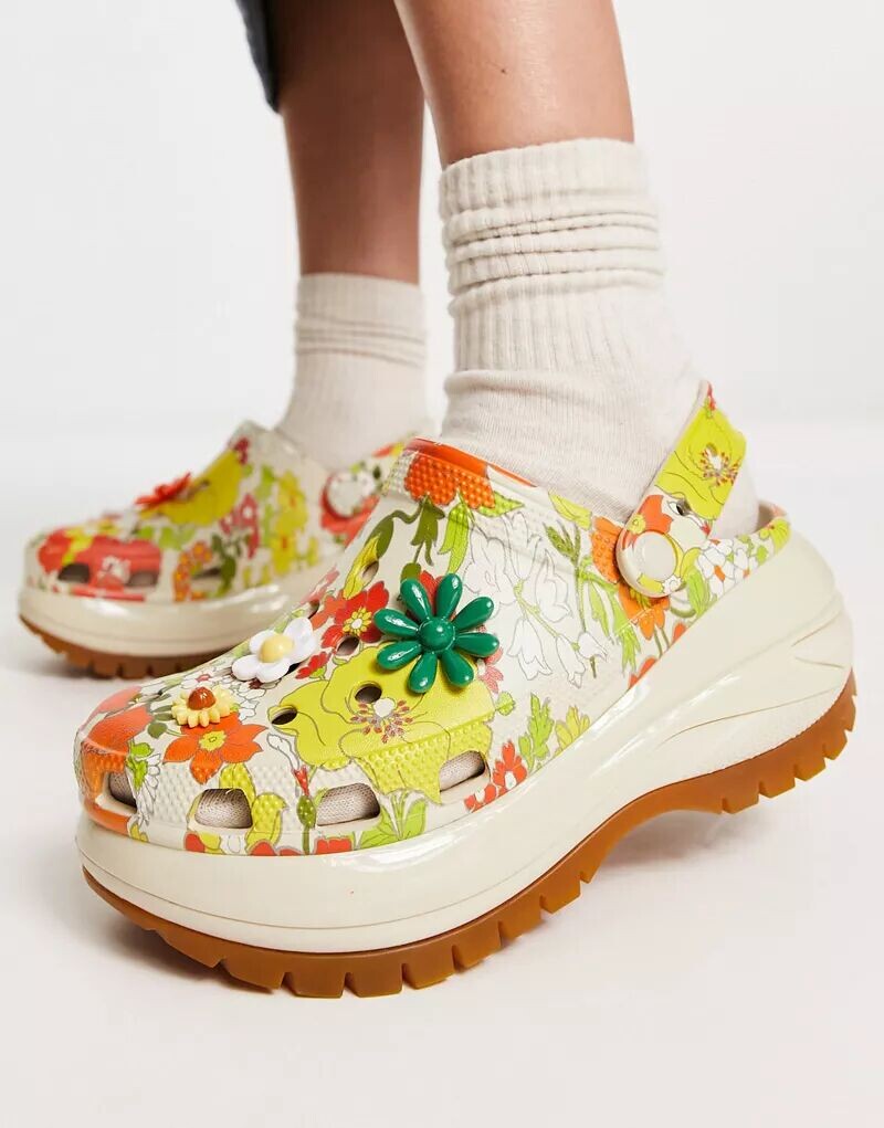

Сабо Crocs Mega Crush с цветочным принтом в стиле ретро — эксклюзивно для Asos