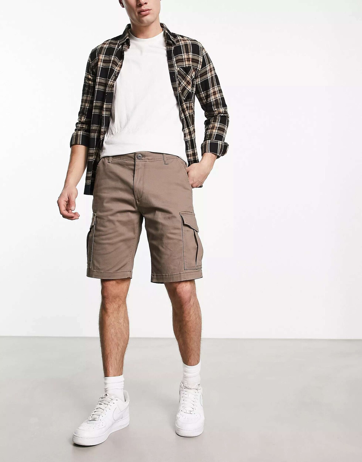 

Коричневые шорты карго Jack & Jones Intelligence