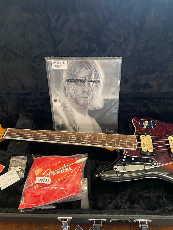 

Fender Kurt Cobain Jaguar 3-Color Sunburst #MX22175096 (9lbs)