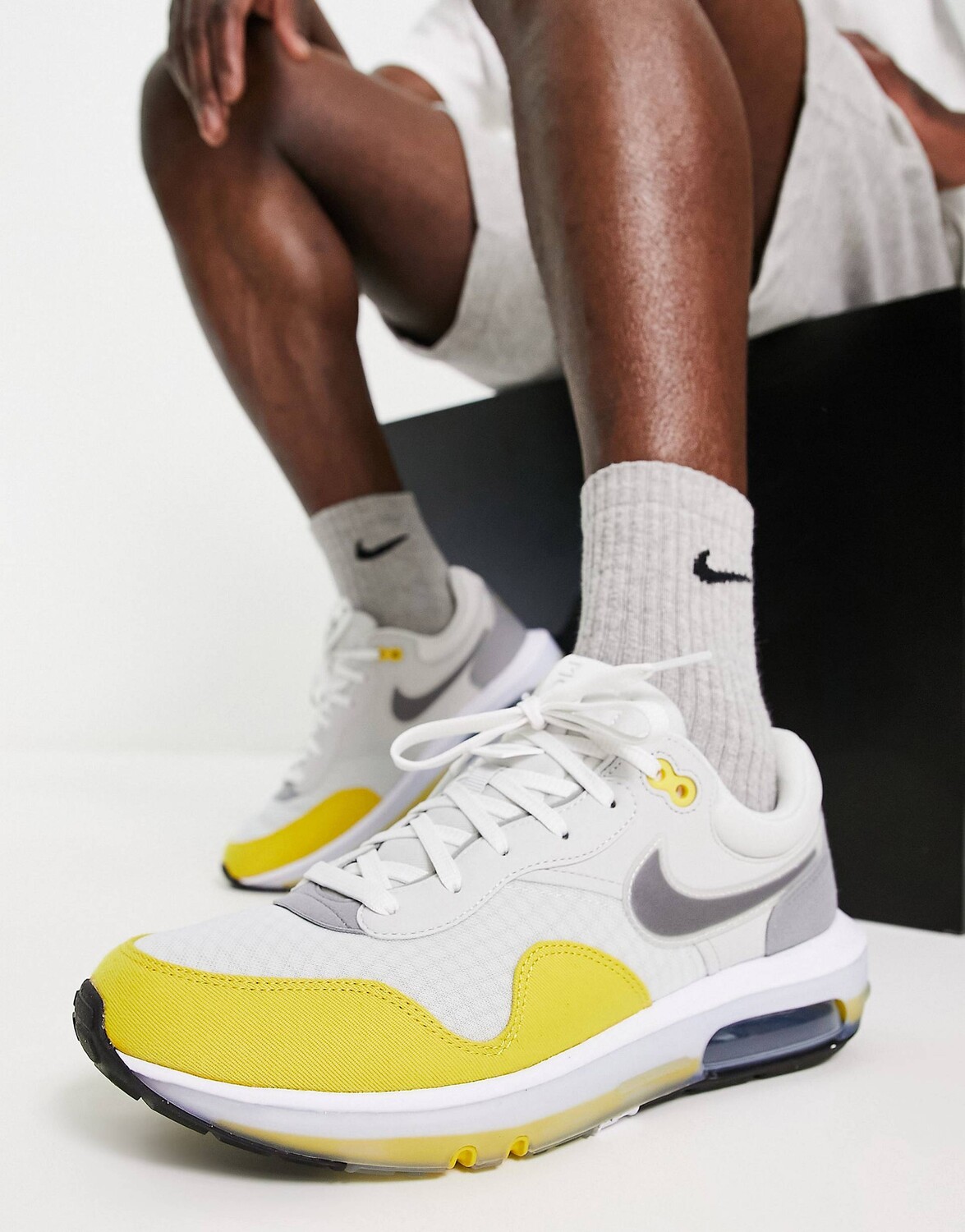 

Серые и желтые кроссовки Nike Air Max Motif