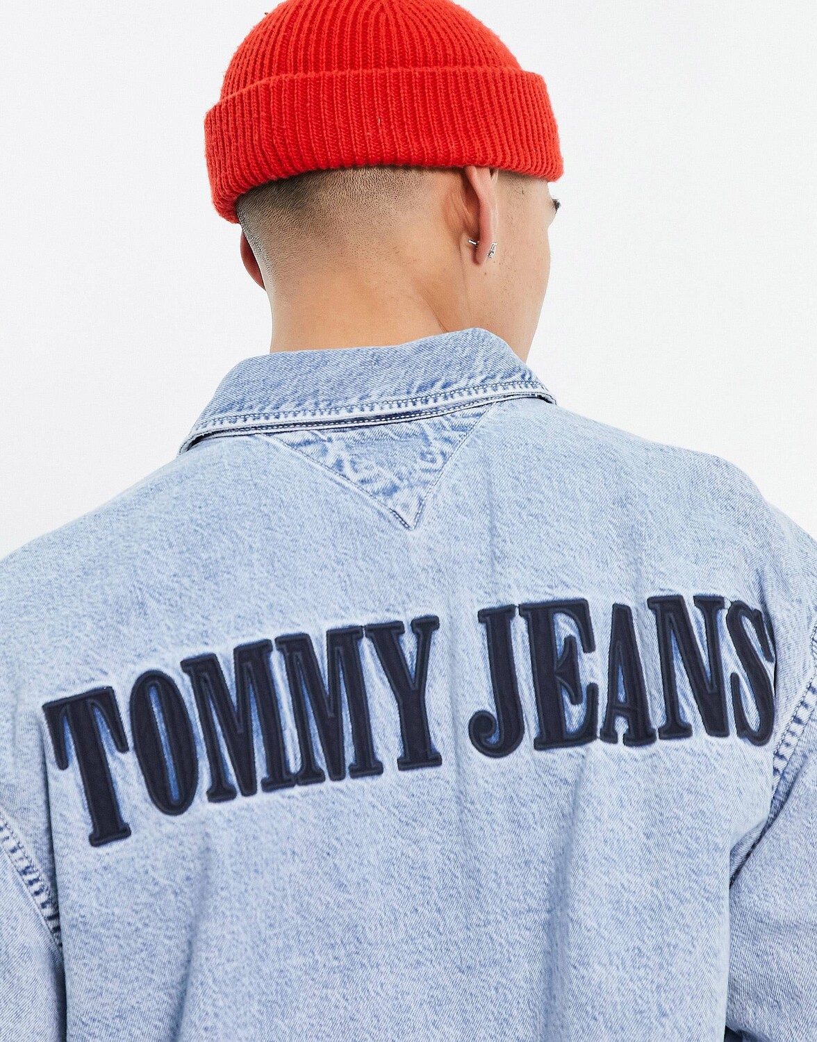 

Светлая джинсовая рубашка Tommy Jeans с логотипом на спине и флагом