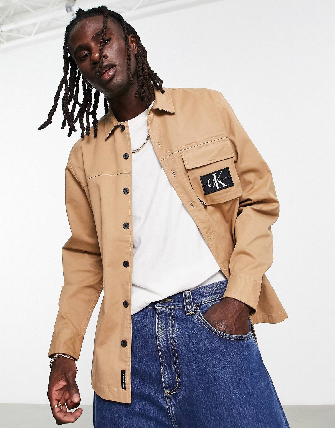 

Верблюжья рубашка с карманом и логотипом Calvin Klein Jeans