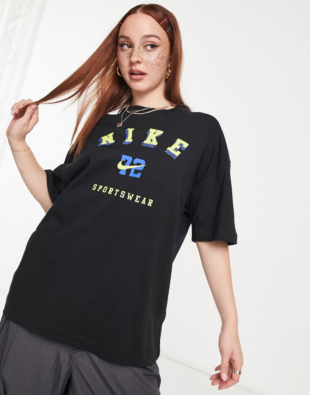 

Черная футболка с университетским логотипом Nike Sportswear, Черный