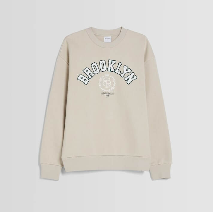 

Свитшот Bershka Brooklyn Print Round Neck, бежевый
