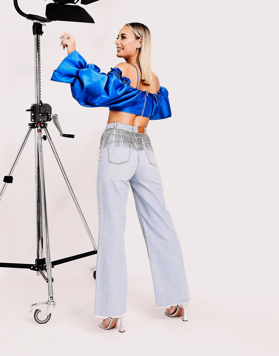 

Синие джинсы широкого кроя с отделкой стразами ASOS LUXE